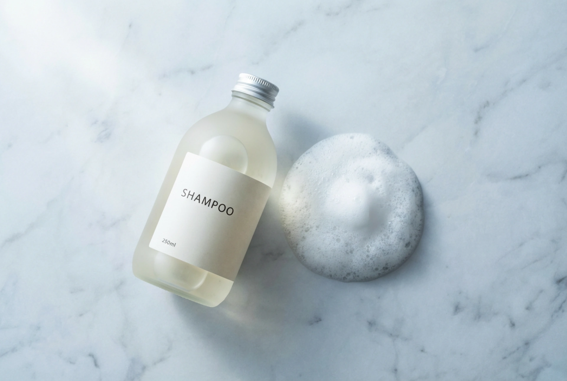 Shampoo para volume: fórmulas mais leves e técnicas de lavagem para levantar os fios