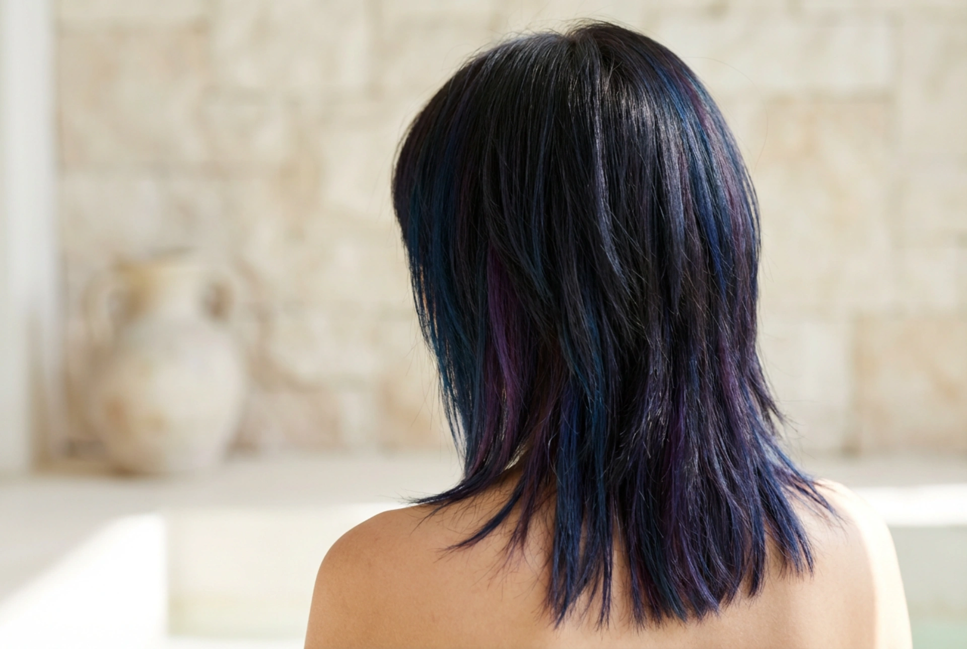 Penteado emo feminino: corte em camadas, estilização e cuidados com a cor