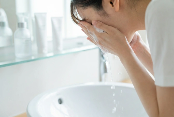 Gel de limpeza facial: como limpar a pele sem irritação