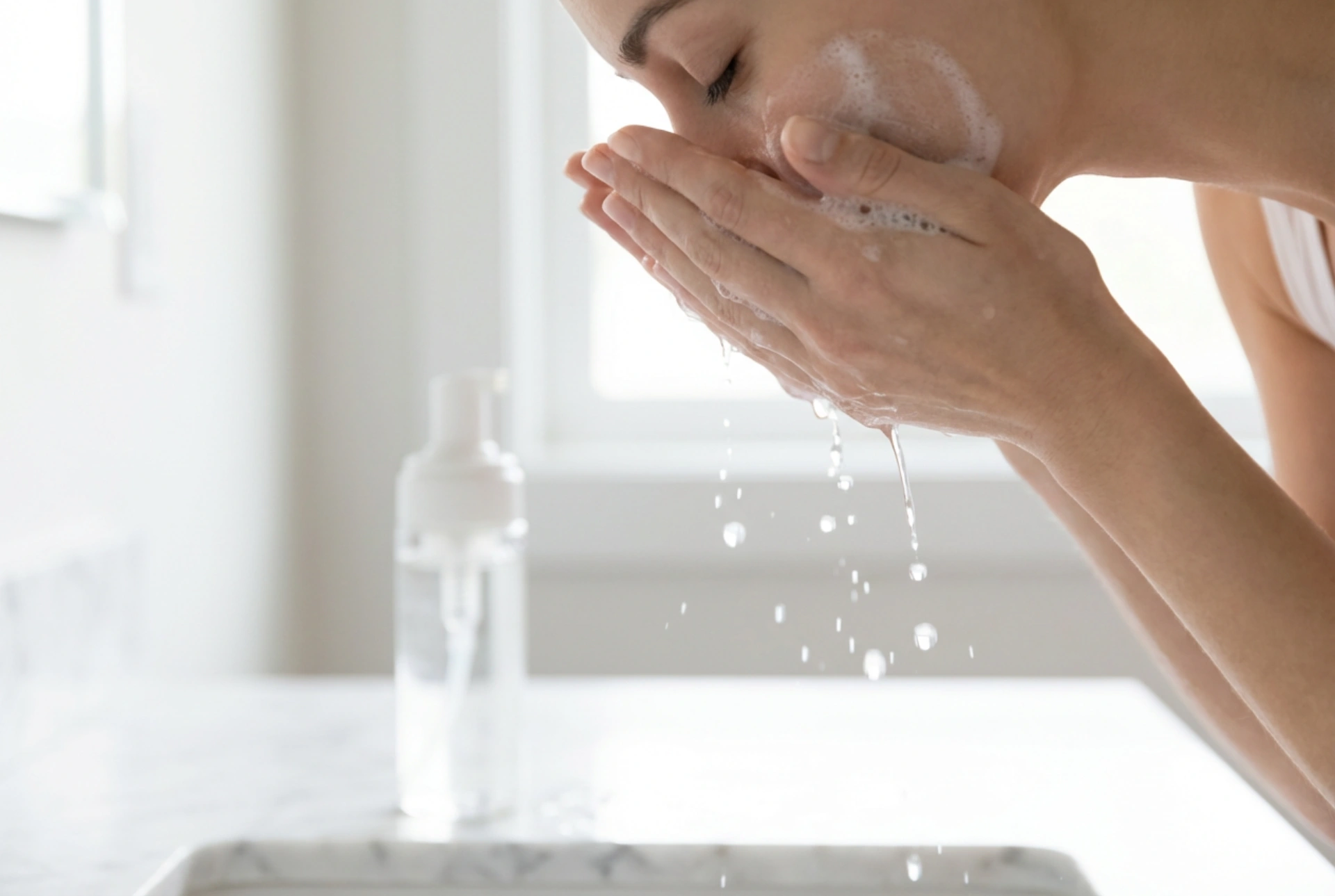 Limpador facial para pele propensa a imperfeições: como limpar suavemente