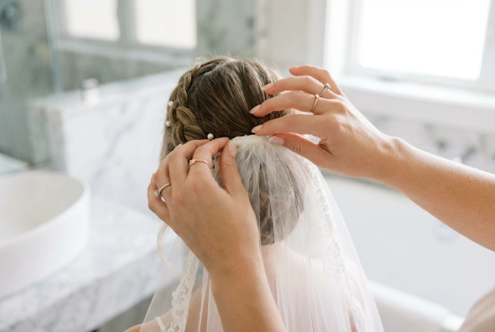 Penteados de noiva com véu: como prender e estilizar para durar a noite toda