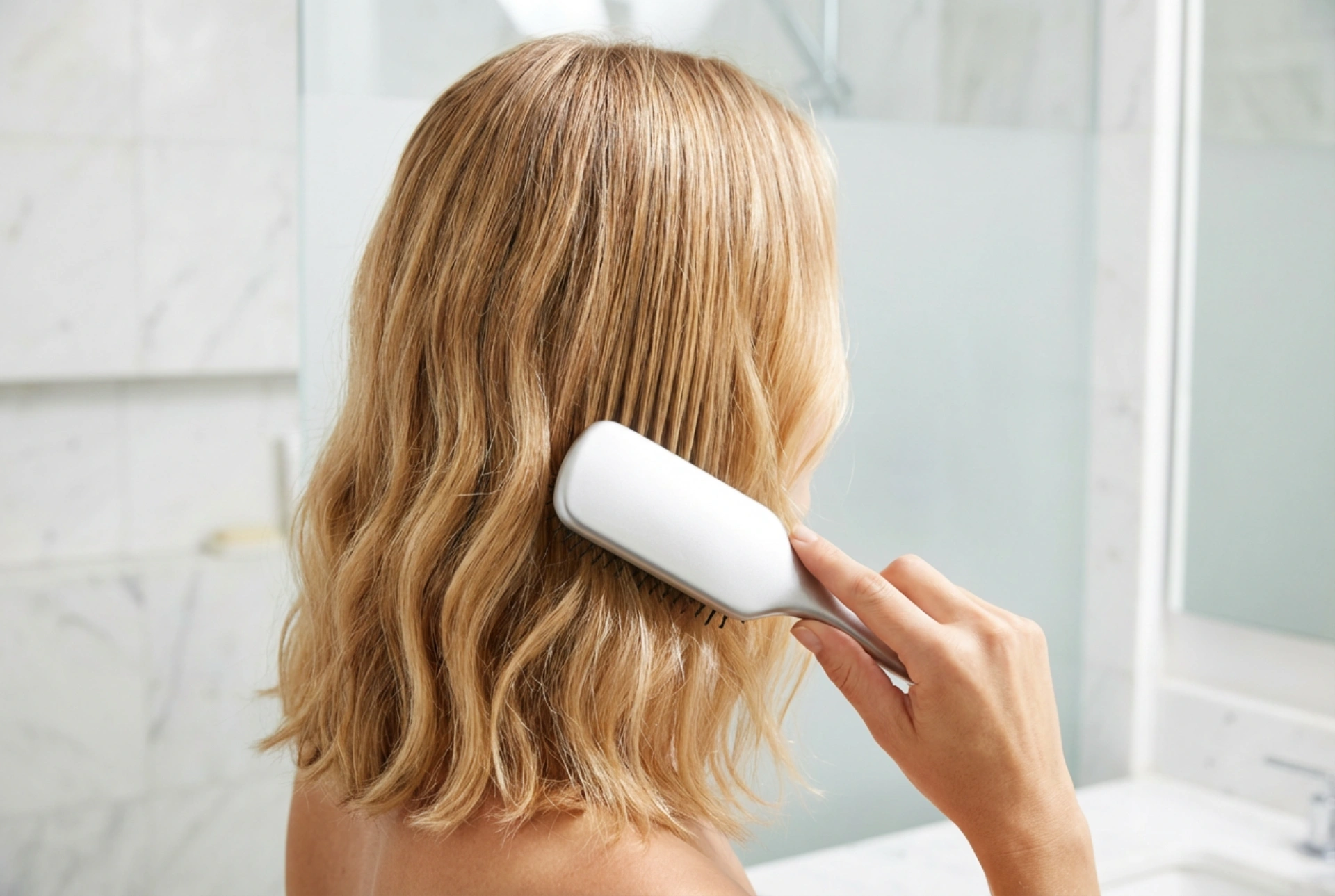 Cabelo na altura dos ombros e ondas: técnicas de estilização suave