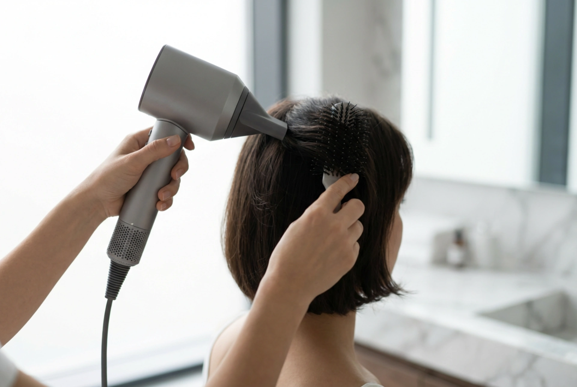 Secador para cabelos curtos: secagem rápida e modelagem rente à raiz