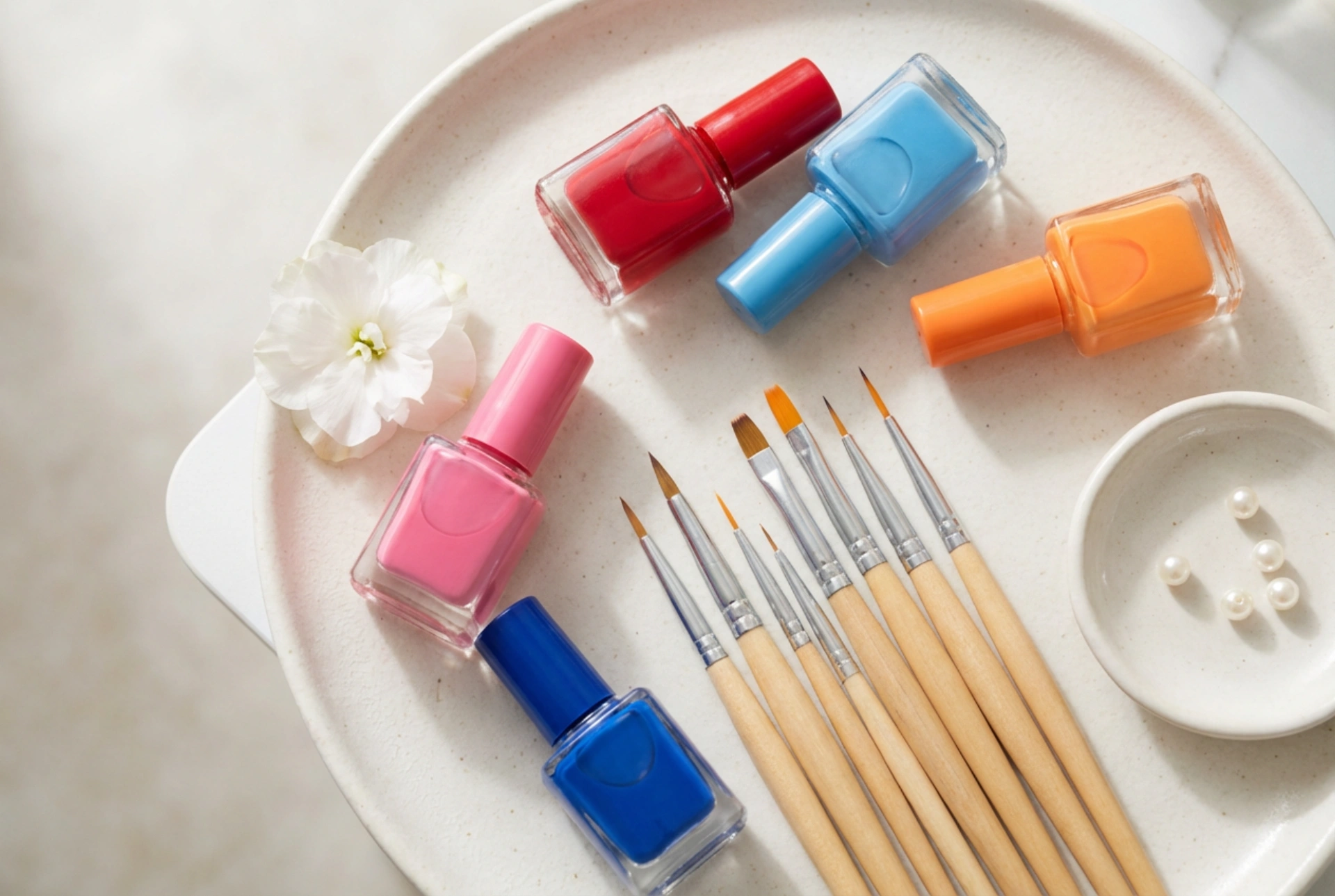 Vernizes para decoração de unhas: tipos, pincéis e técnicas de aplicação