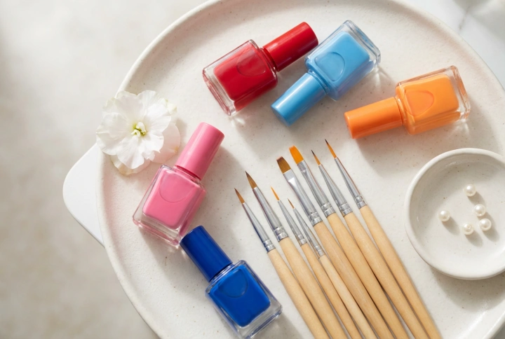 Vernizes para decoração de unhas: tipos, pincéis e técnicas de aplicação