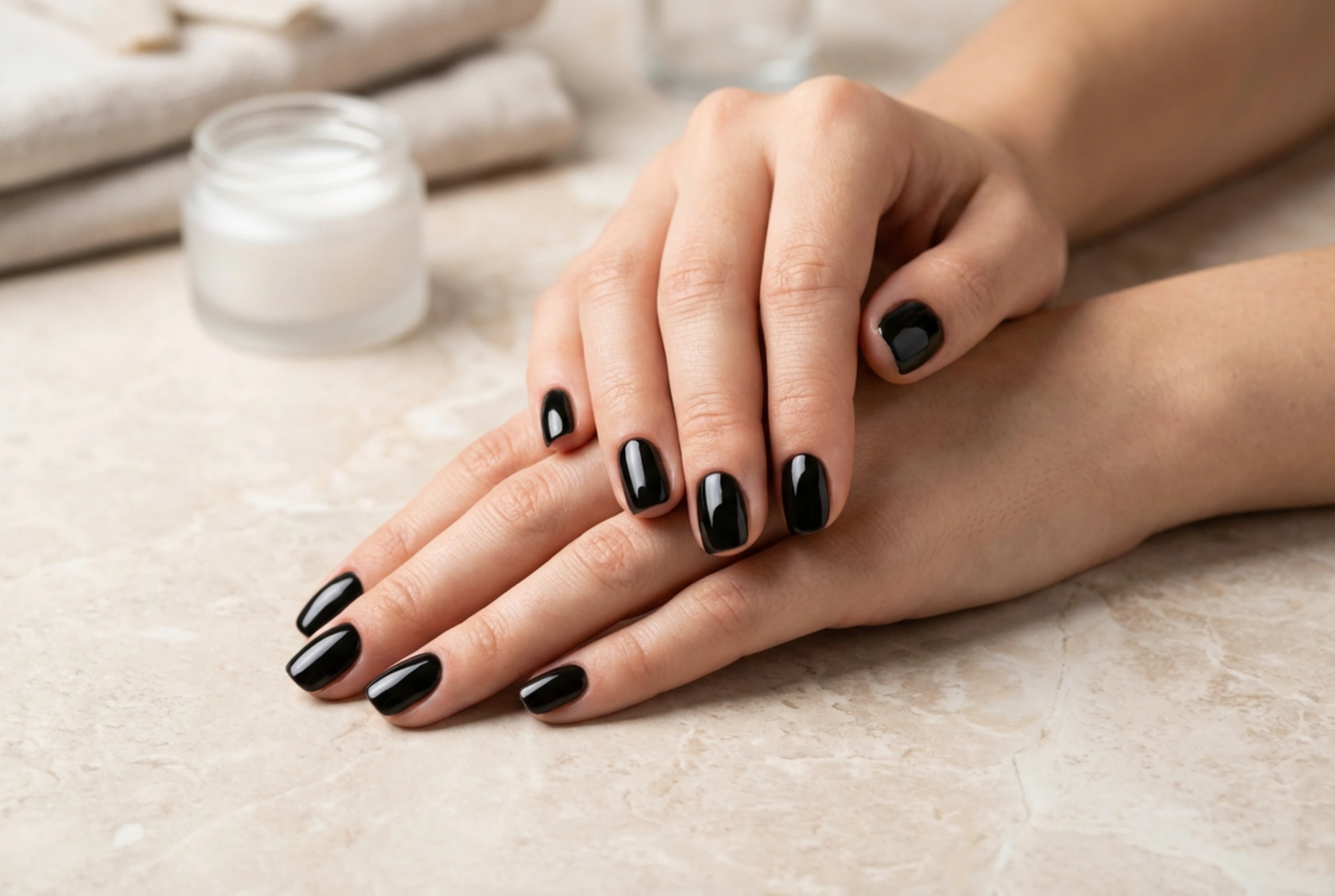 Unhas de gel pretas: aplicação perfeita sem riscos ou manchas