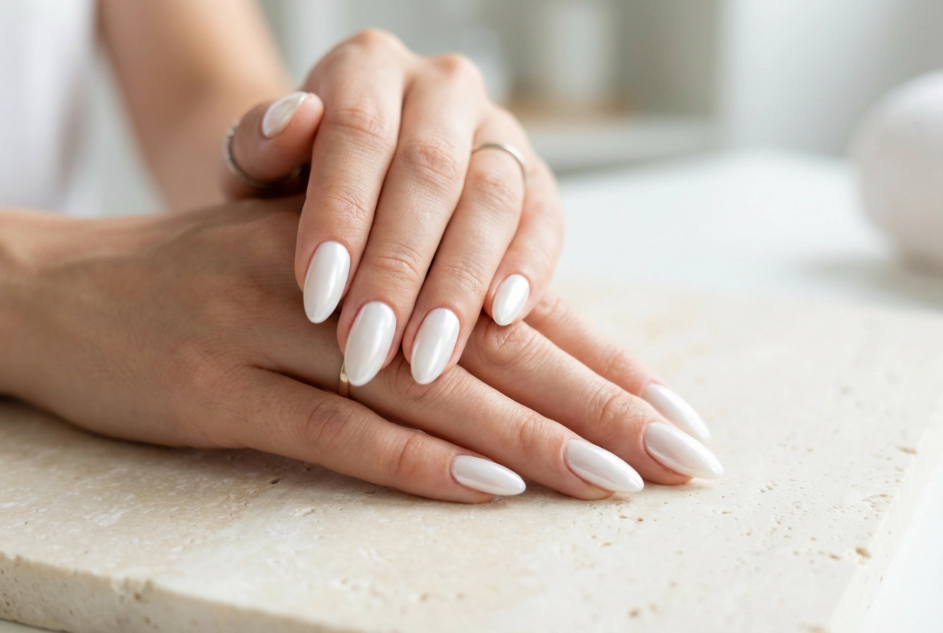 Unhas brancas peroladas: como obter uma superfície uniforme e brilho perolado