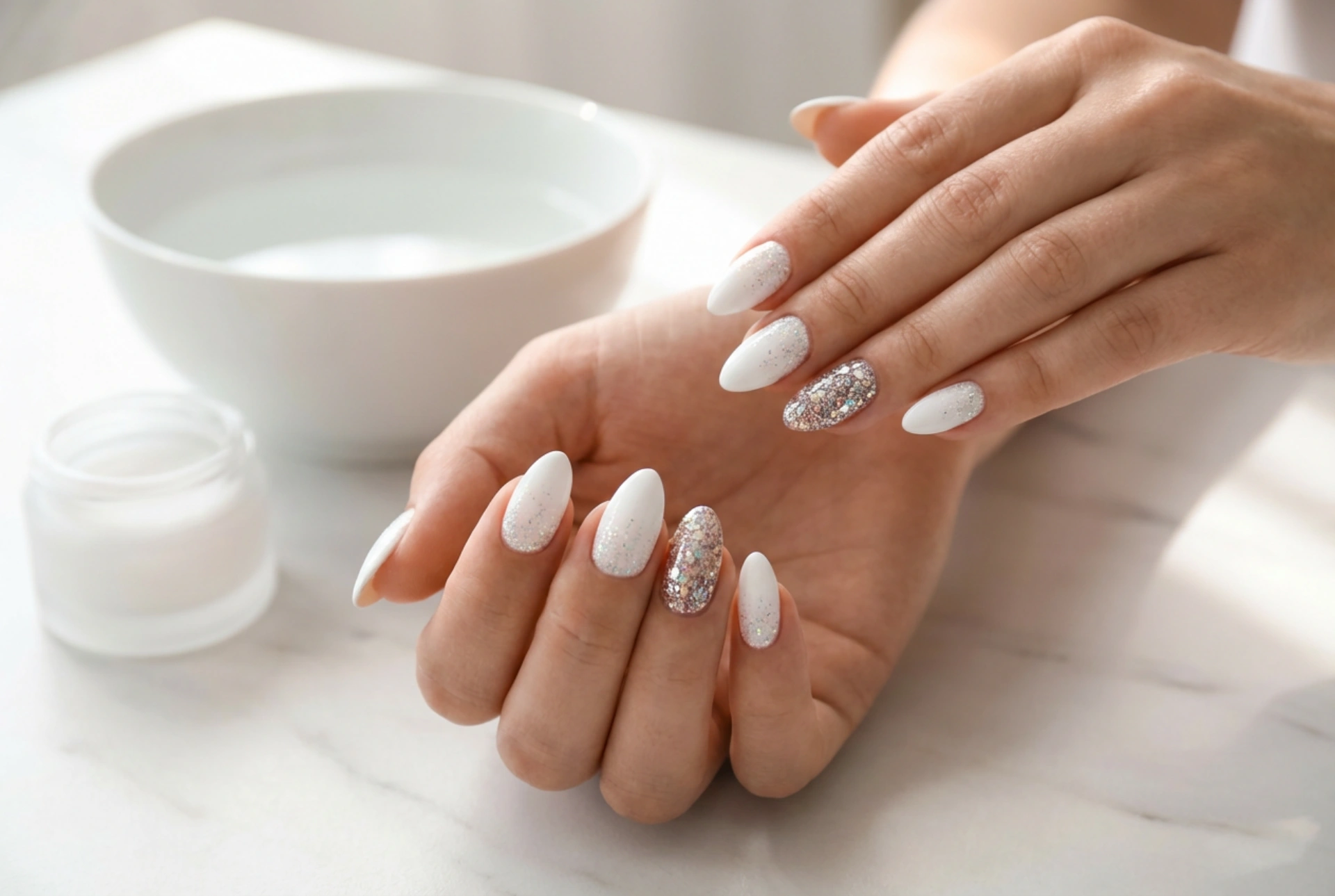 Unhas brancas com glitter: de toques sutis a cobertura total