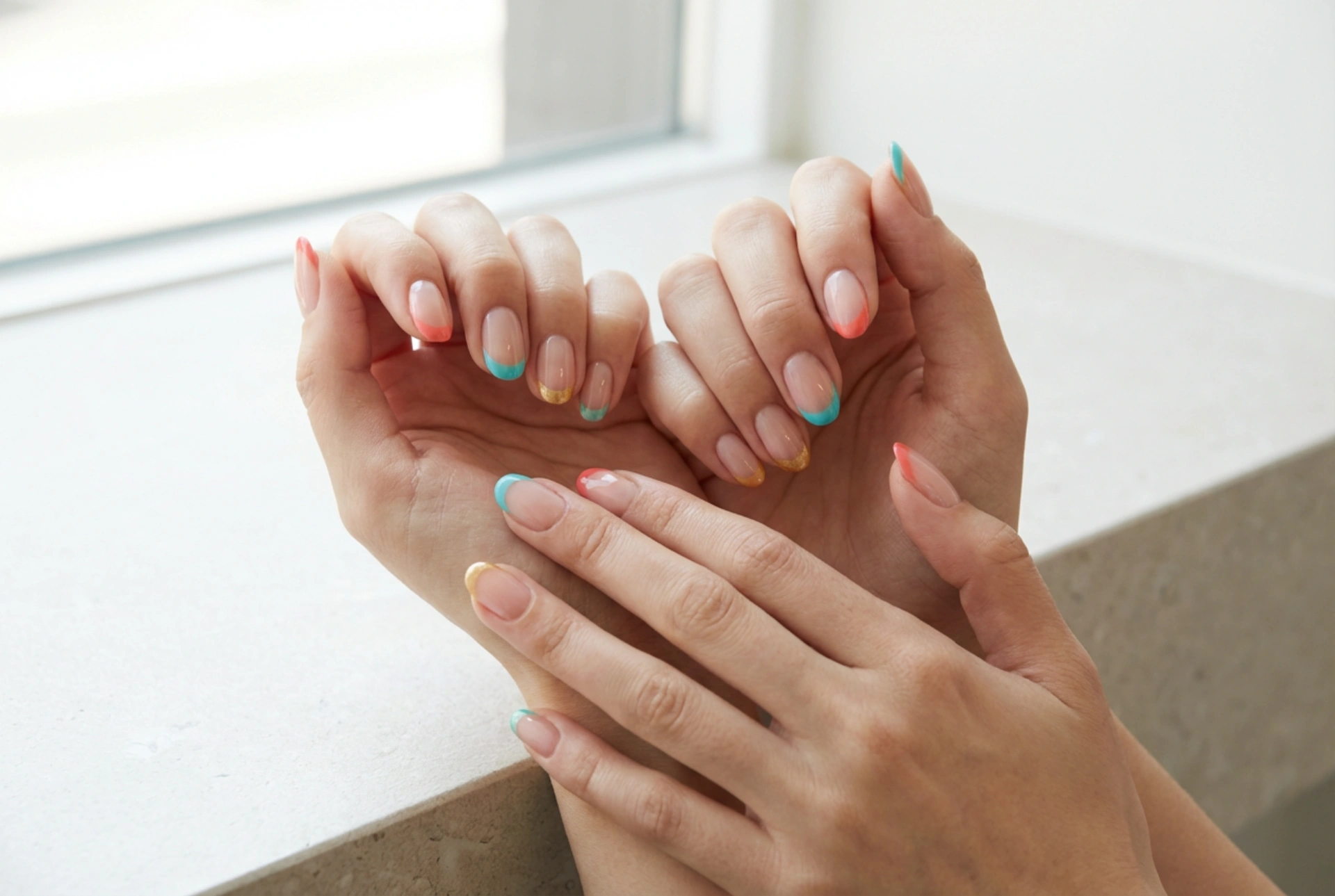 Unhas com pontas coloridas: linhas retas sem molde e acabamento duradouro