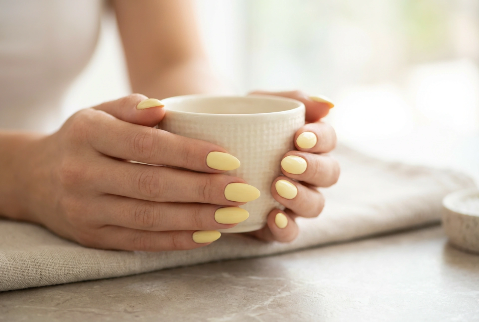 Unhas em Amarelo Pastel: Uma Manicure Delicada para o Dia a Dia