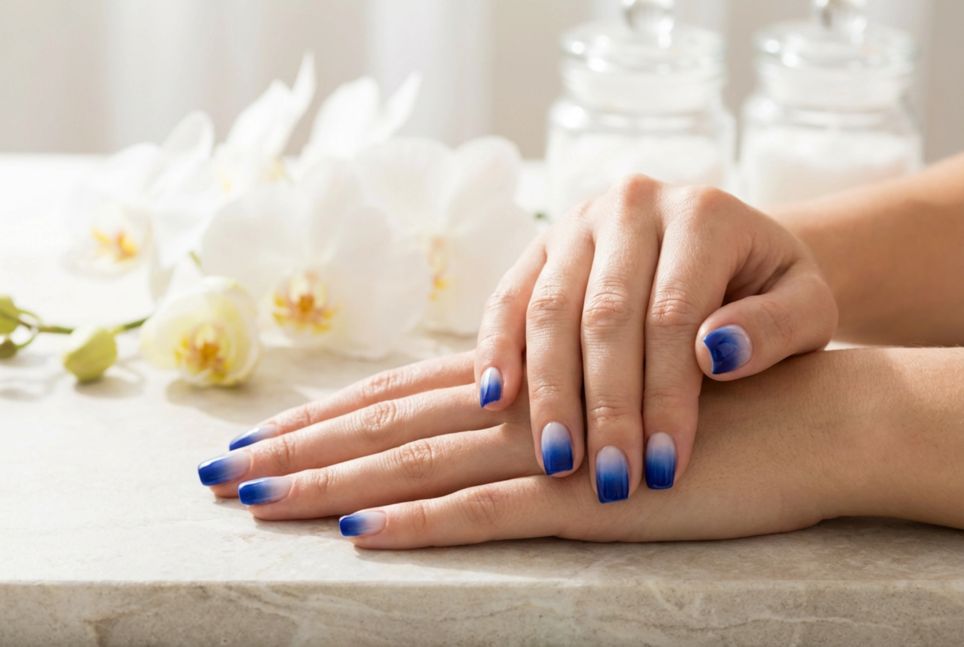 Unhas ombré azul cobalto: azul saturado com transição suave