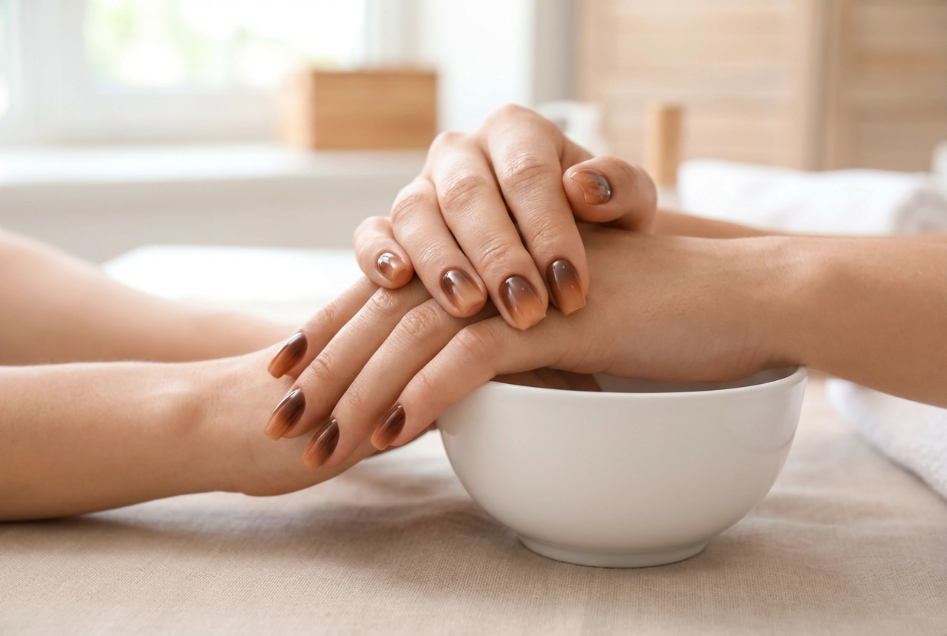 Unhas ombré marrons para o outono: tons quentes e sombreamento