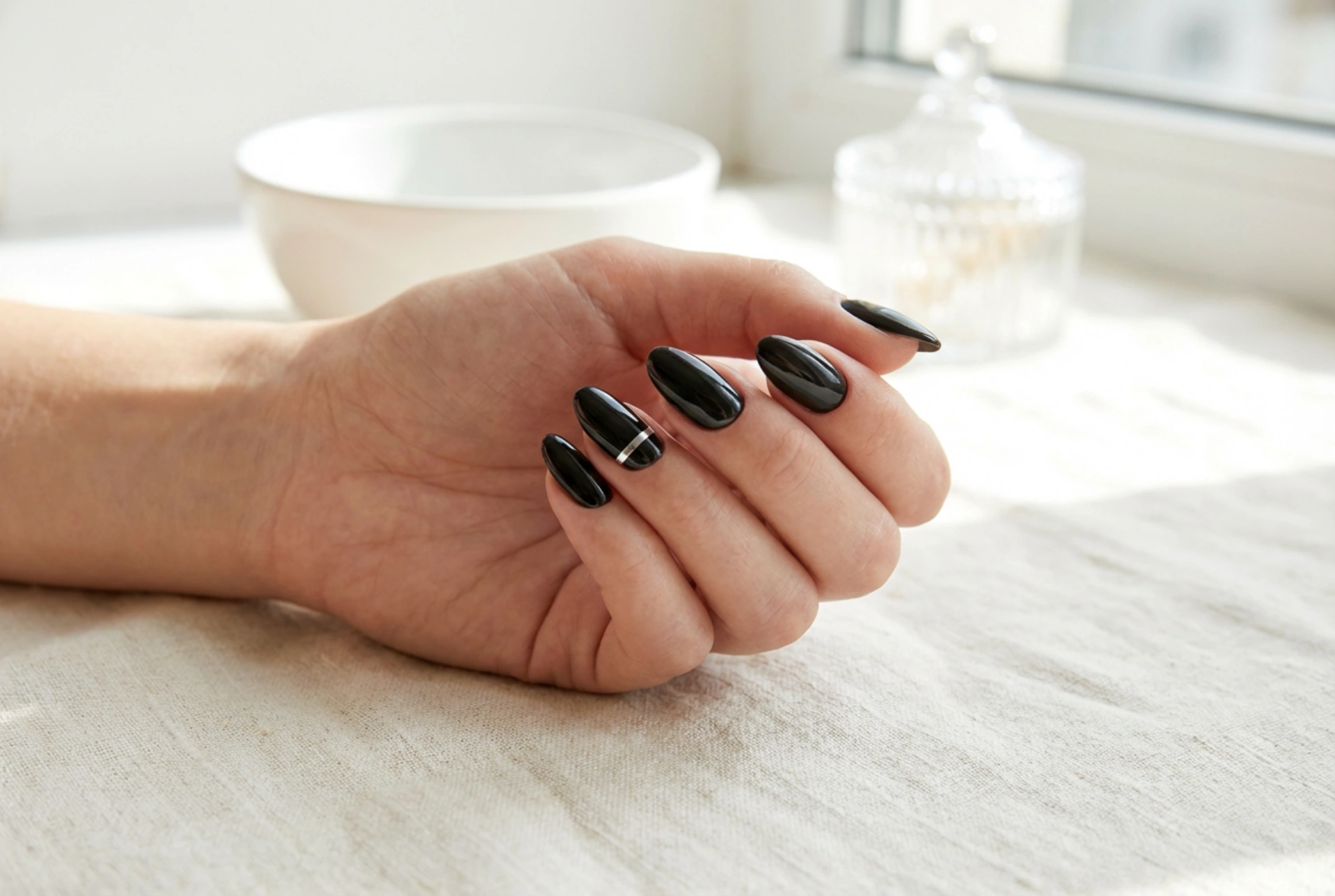 Unhas pretas com prata: toque metálico e preto profundo passo a passo