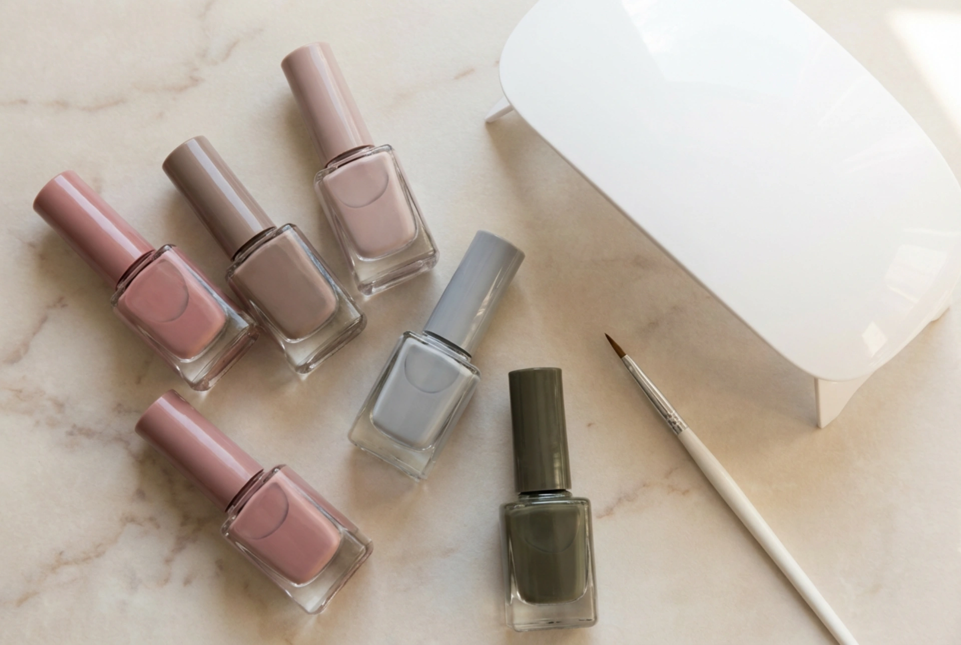 Esmalte híbrido para unhas: escolha da fórmula e aplicação duradoura em casa
