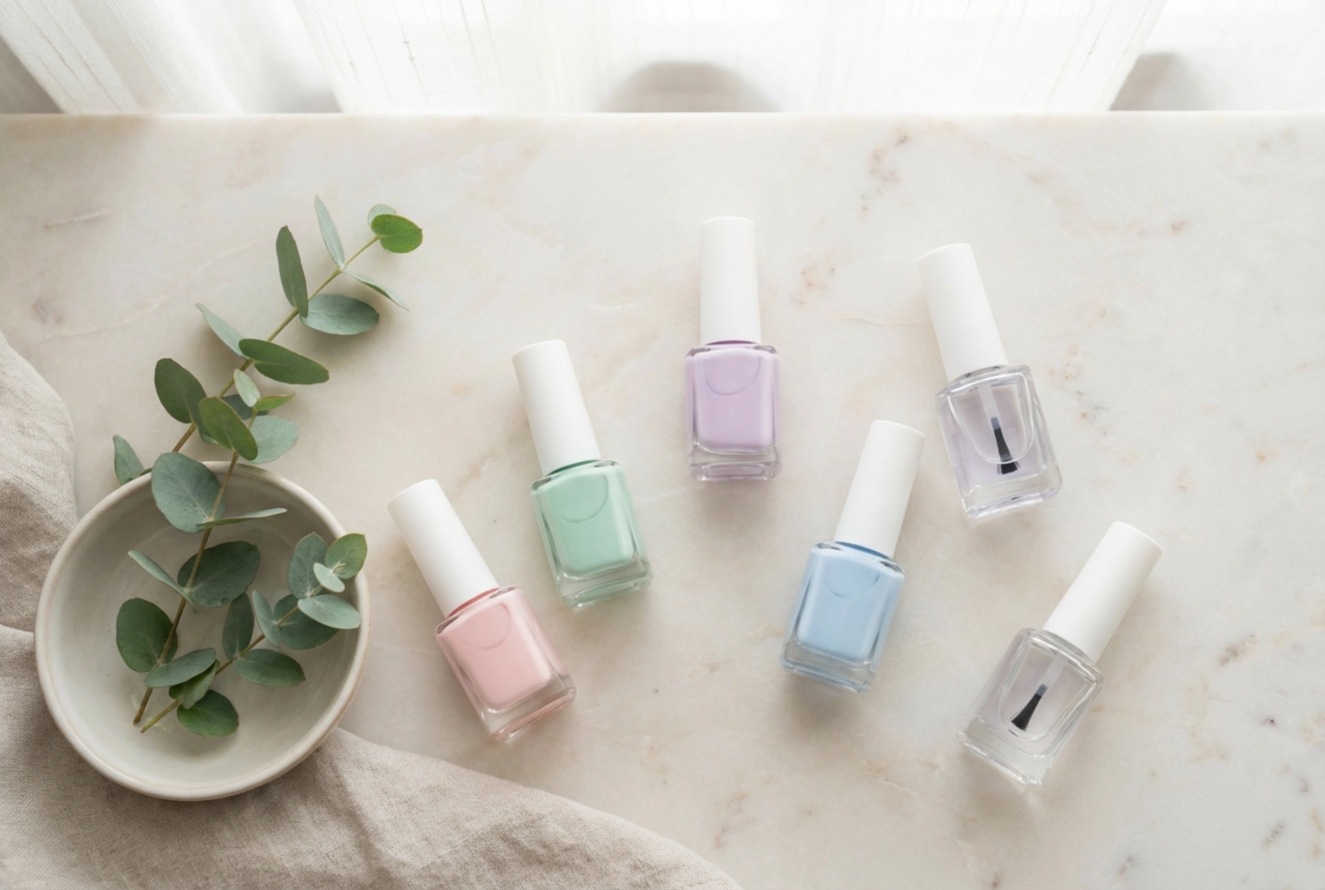 Vernizes híbridos em tons pastel passo a passo: base, duas camadas, top coat
