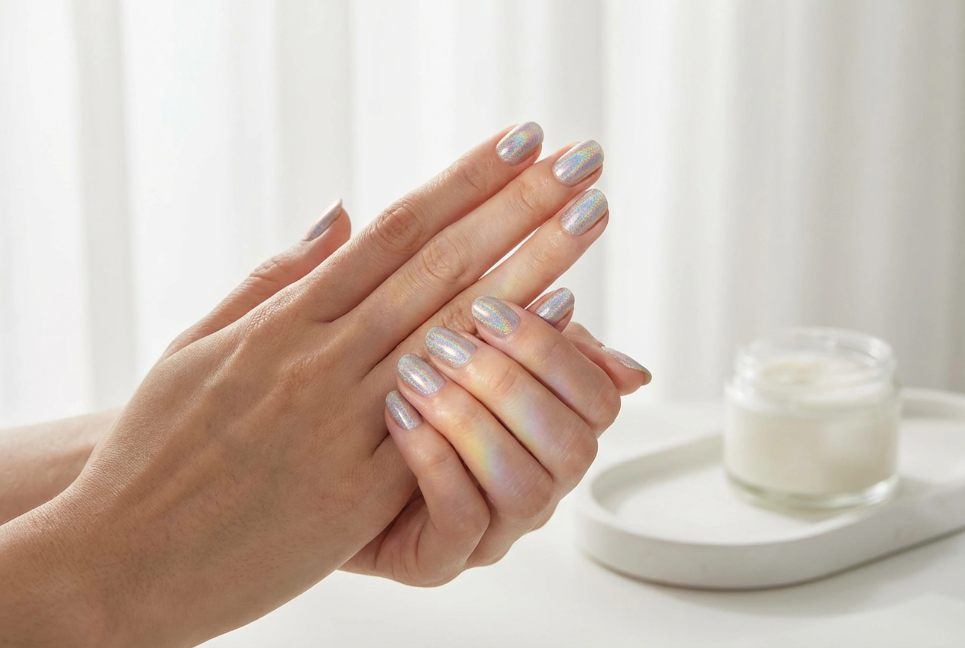 Esmalte de unha holográfico: como destacar o efeito e evitar manchas