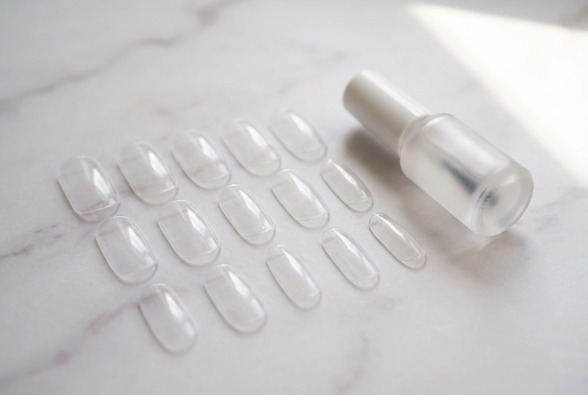 Unhas de gel em tips: quando escolher e como aplicar corretamente