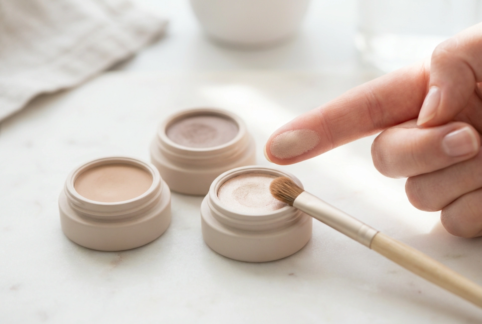 Sombras em creme: primer, dedo ou pincel e como evitar o acúmulo
