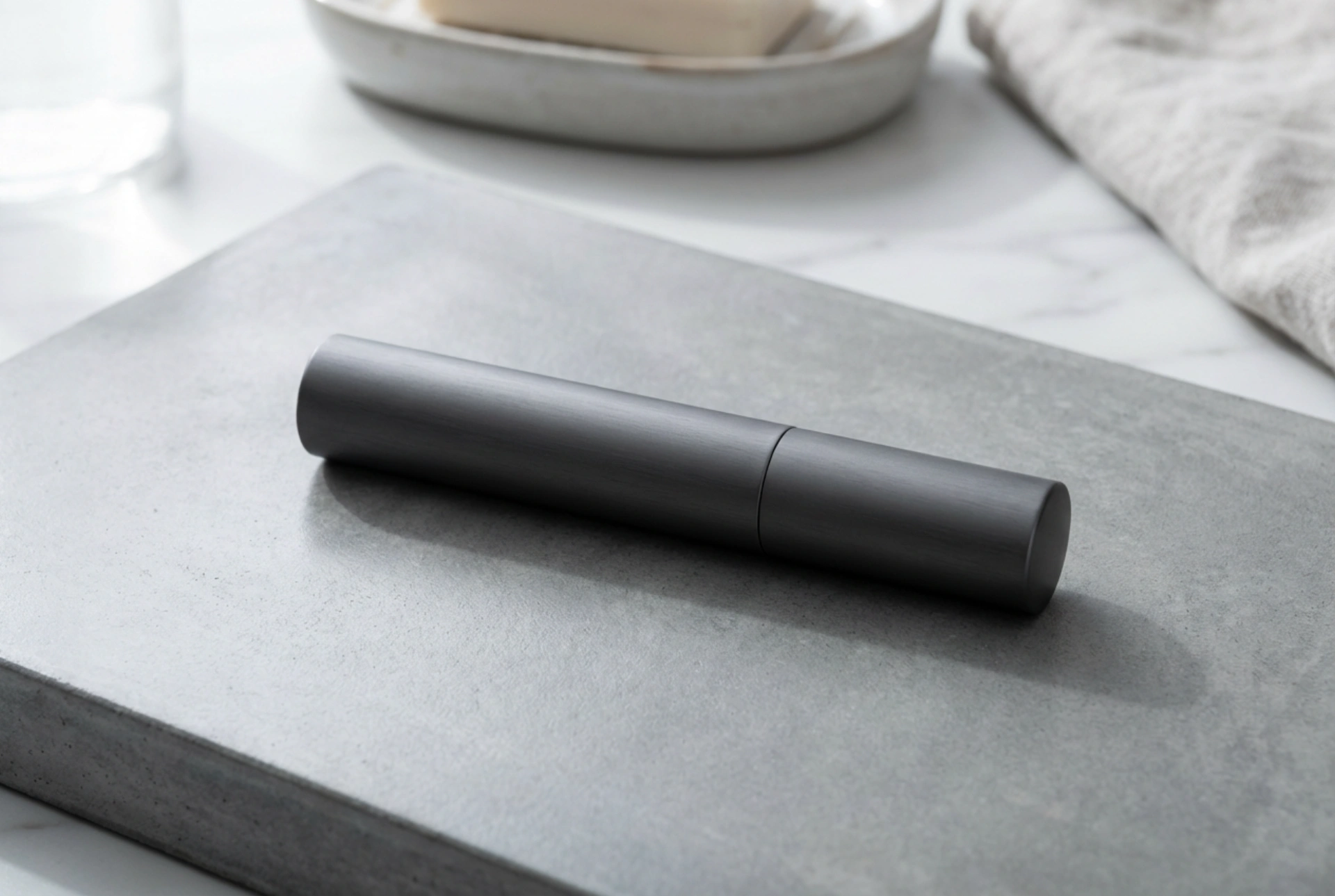 Ar maskara griz: un dibab fin ouzh an du hag ar gell