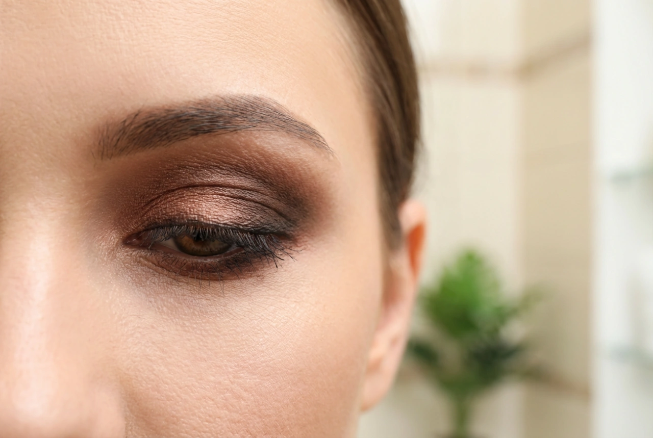 Maquiagem de noite para os olhos na prática: efeito de profundidade e brilho
