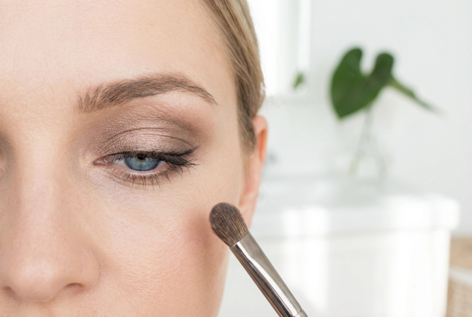 Maquiagem de casamento: olhos azuis em uma versão elegante e duradoura