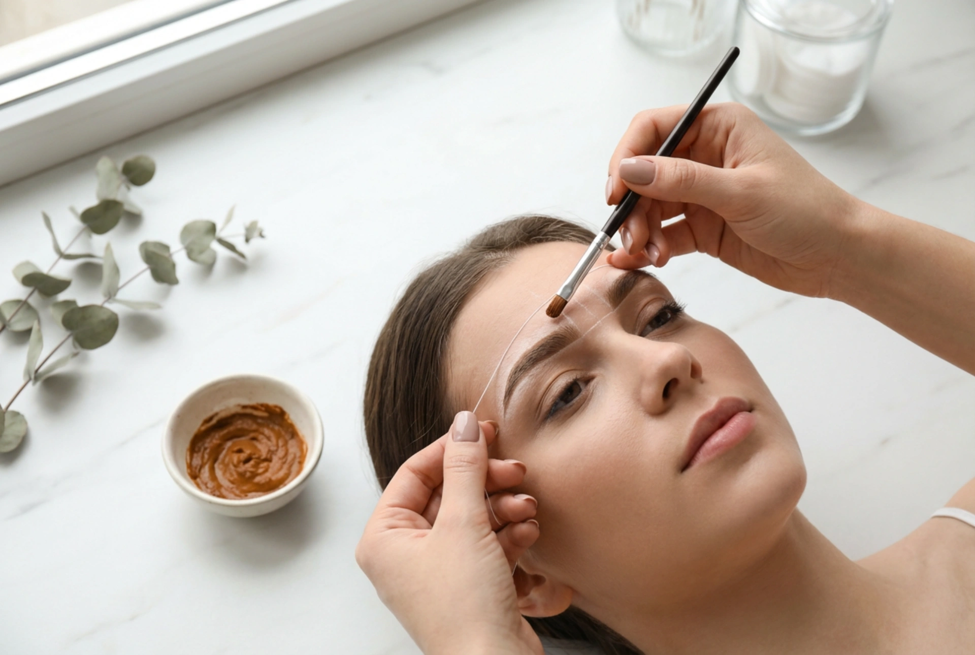 Henna em pó com geometria: mapeamento de sobrancelhas, proporções e aplicação