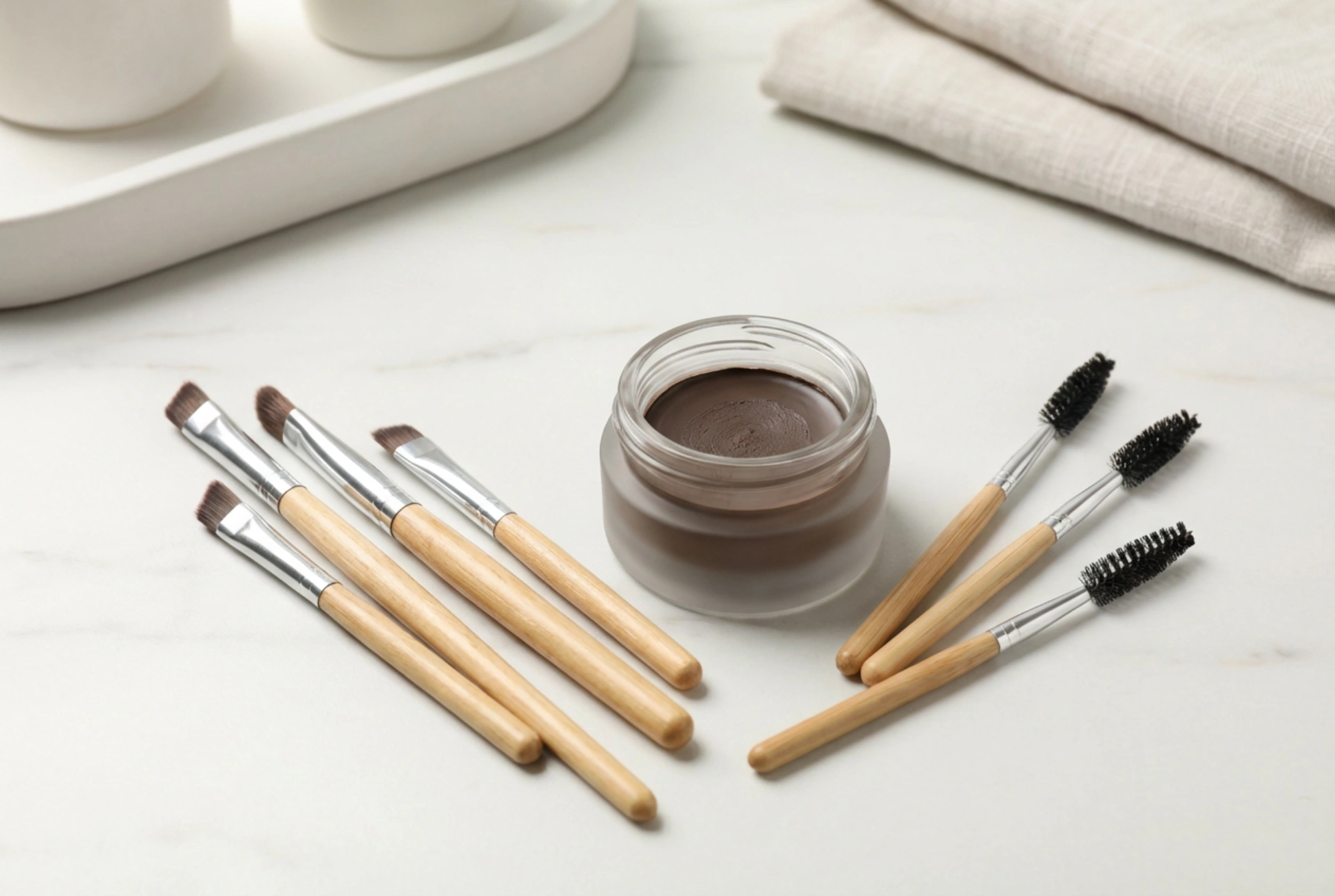 Pincéis de sobrancelha: um conjunto de formatos e como usá-los em dupla com pomada