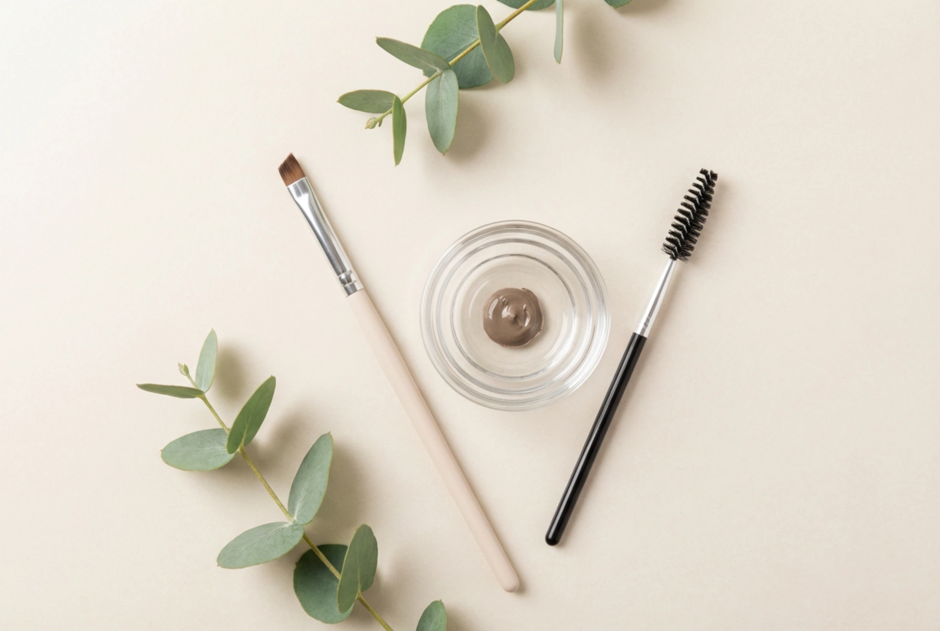 Tinta para sobrancelhas e os efeitos esperados: como obter um resultado natural