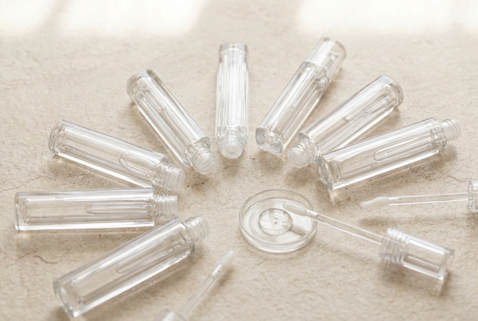 Gloss labial transparente: como escolher fórmulas e usá-los sozinhos