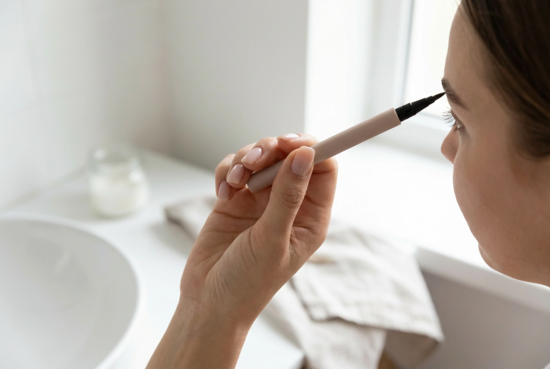 Tinta para sobrancelhas em caneta: coloração precisa em casa