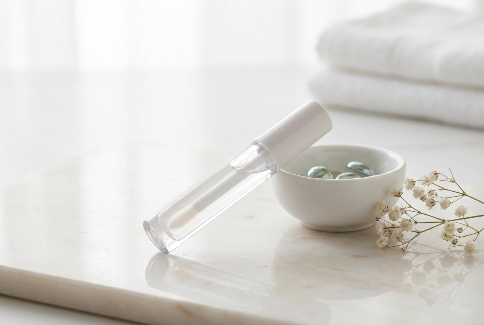 Błyszczyk bezbarwny: jak dodać połysku i nie kleić ust